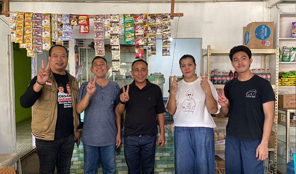 Krisantus Berswafoto dengan Warga Landak