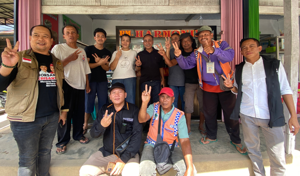 Krisantus Berswafoto dengan Warga Landak