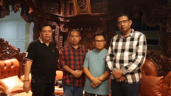 Ketua DPD PDI Perjuangan Kalbar, Lasarus foto bersama pasangan calon bupati dan wakil bupati Sintang, Didit-Melki. (Istimewa)