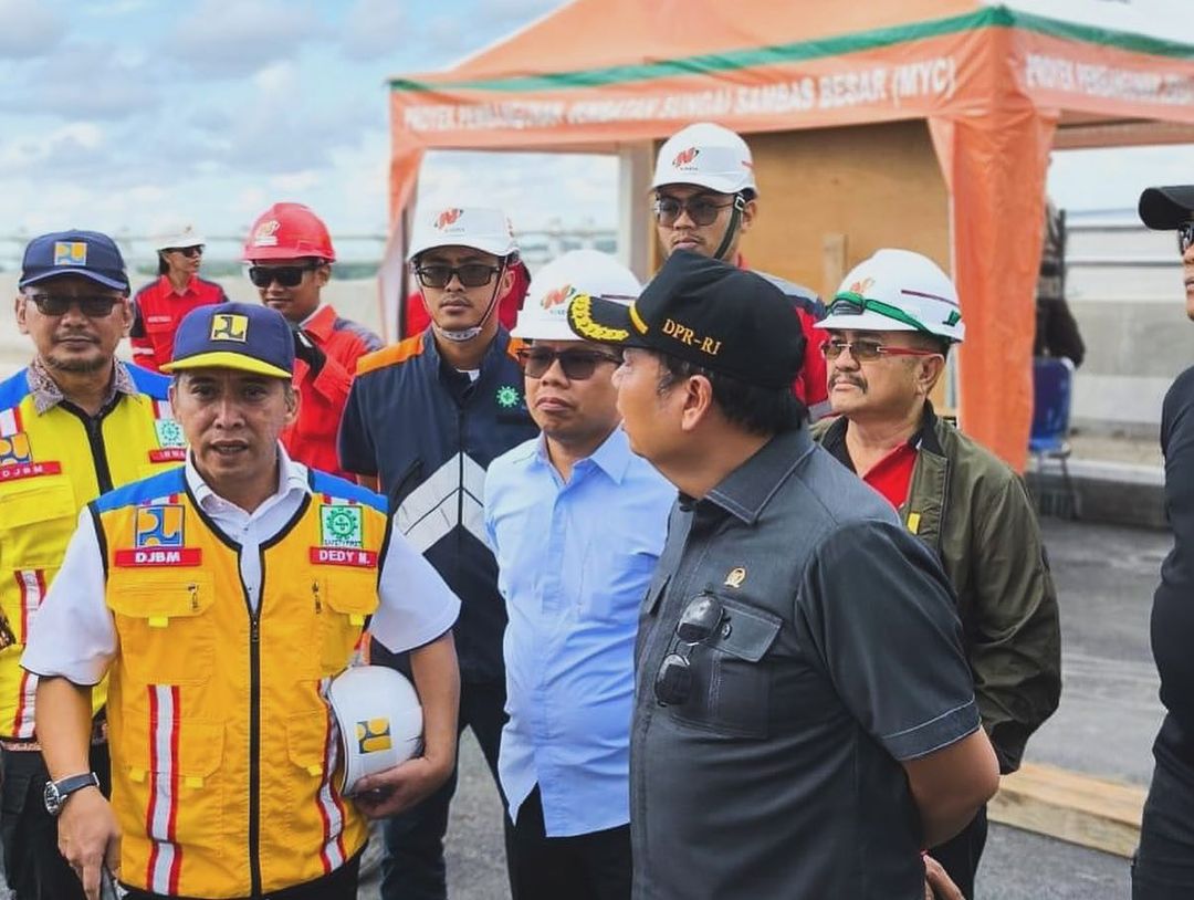 Lasarus saat Meninjau Jembatan Sungai Sambas Besar (JSSB)