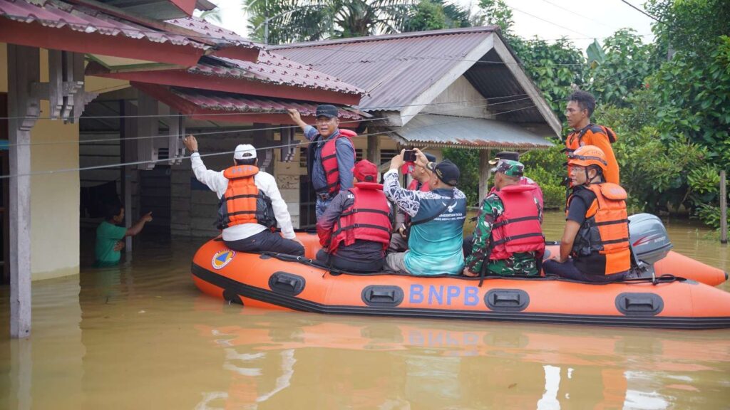Pj Bupati Sanggau Tinjau Banjir di Kembayan, Pastikan Bantuan Cepat Tersalurkan Foto: Tri Putri Handayani/RRI