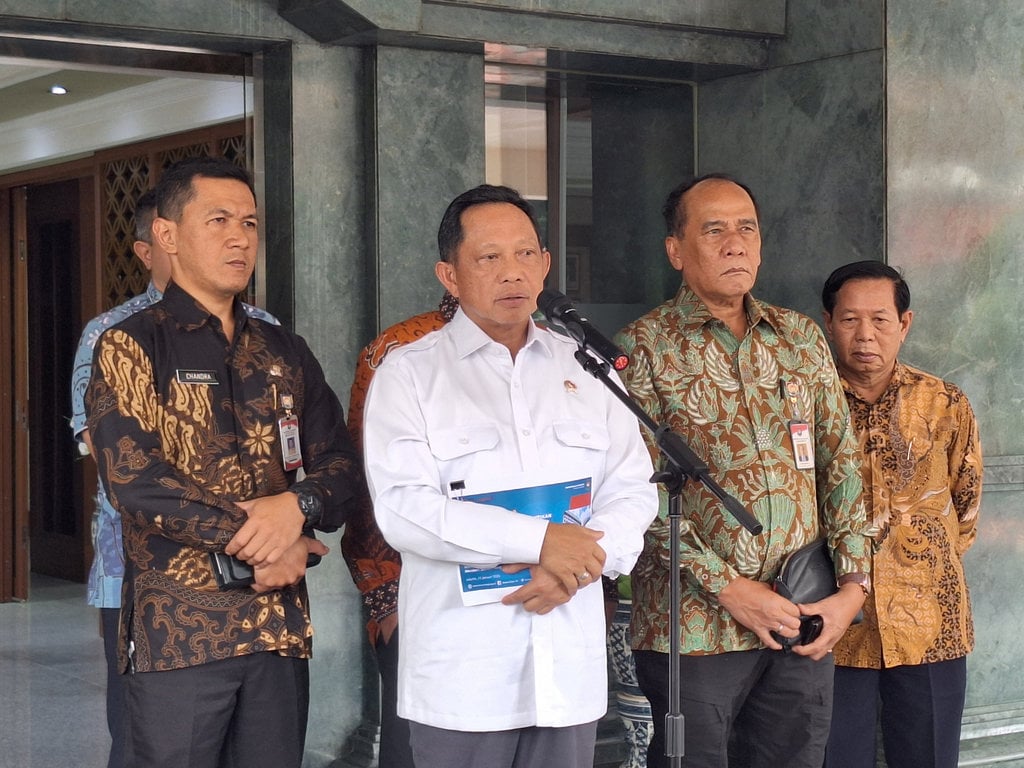 Menteri Dalam Negeri Tito Karnavian pada konferensi pers penundaan jadwal pelantikan kepala daerah terpilih yang tidak digugat ke MK, Kantor Kemendagri, Jakarta Pusat, Jumat (31/1/2025)./Foto; ISTIMEWA