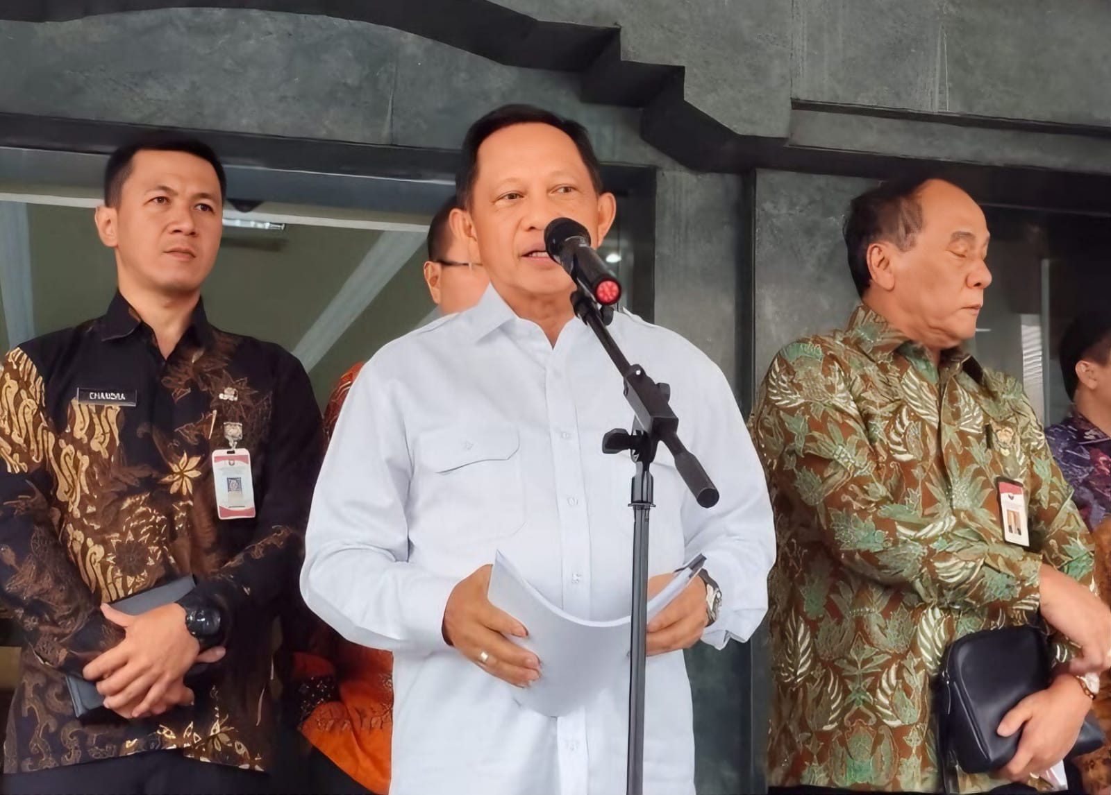 Menteri Dalam Negeri Tito Karnavian pada konferensi pers penundaan jadwal pelantikan kepala daerah terpilih Pilkada 2024 yang tidak digugat ke MK, Kantor Kemendagri, Jakarta Pusat, Jumat (31/1/2025)./Foto; ISTIMEWA