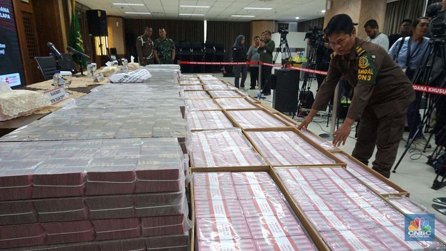 Foto: Konferensi pers Pusat penerangan Hukum Kejaksaan Agung, penyitaan uang terkait dugaan tindak pidana pencucian uang dengan tindak pidana korupsi dalam kegiatan usaha perkebunan kelapa sawit PT.Duta Palma Group atas PT Darmex Plantation di Kejaksaan Agung, Jakarta, Selasa, (12/11/2024). (CNBC Indonesia/Muhammad Sabki)